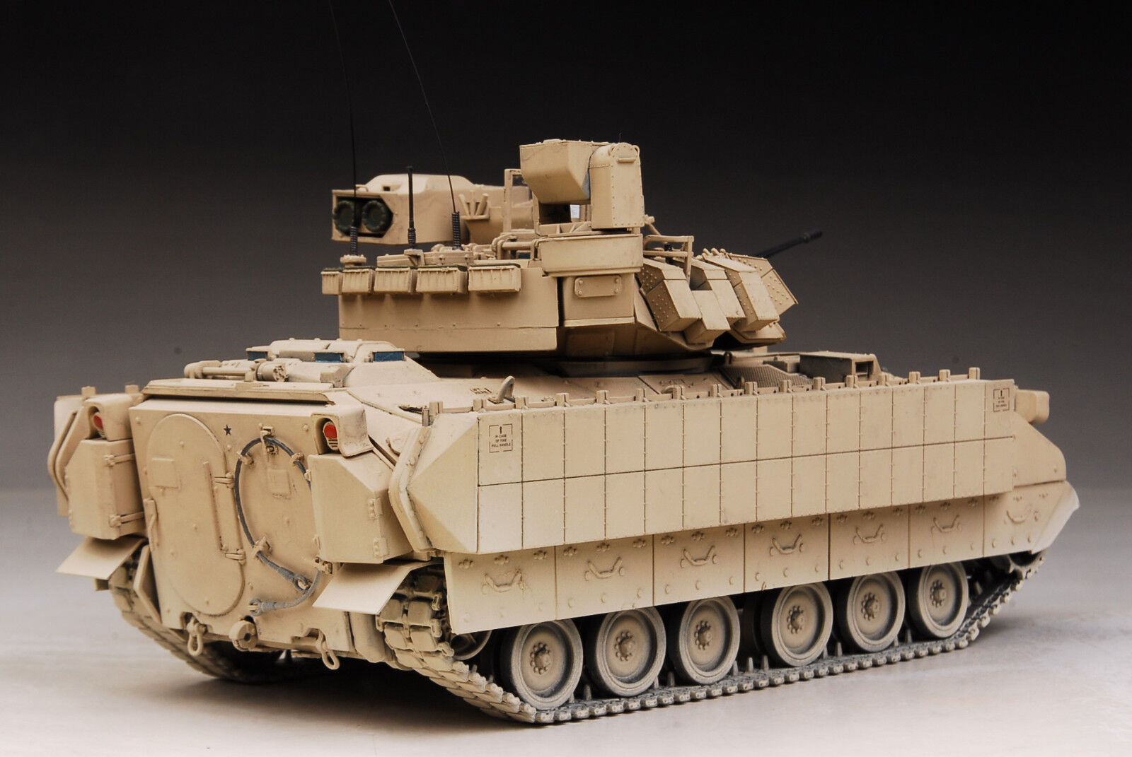 Kinetic M3A3 Bradley CFV w/ Bigfoot Track-Links 1/35